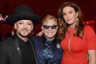 Stars gostujući Elton John na godišnjoj humanitarnoj akciji